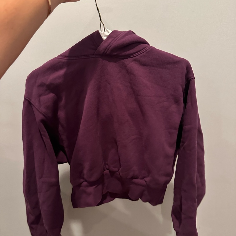 Cropped TNA hoodie, barely worn, no stains, still soft material